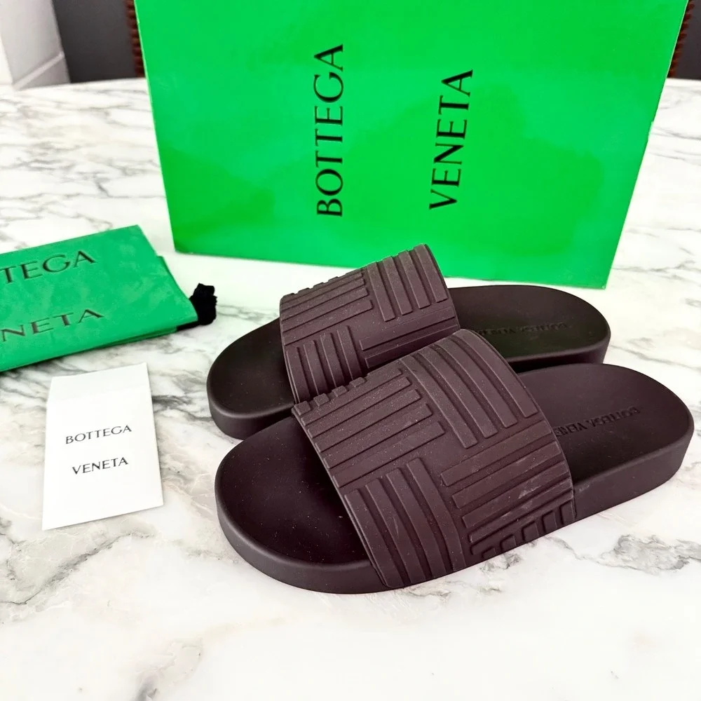 BOTTEGA VENETA 690105 Men's 'Slider' Pool Slide Sandals In Dark Brown Rubber 39
